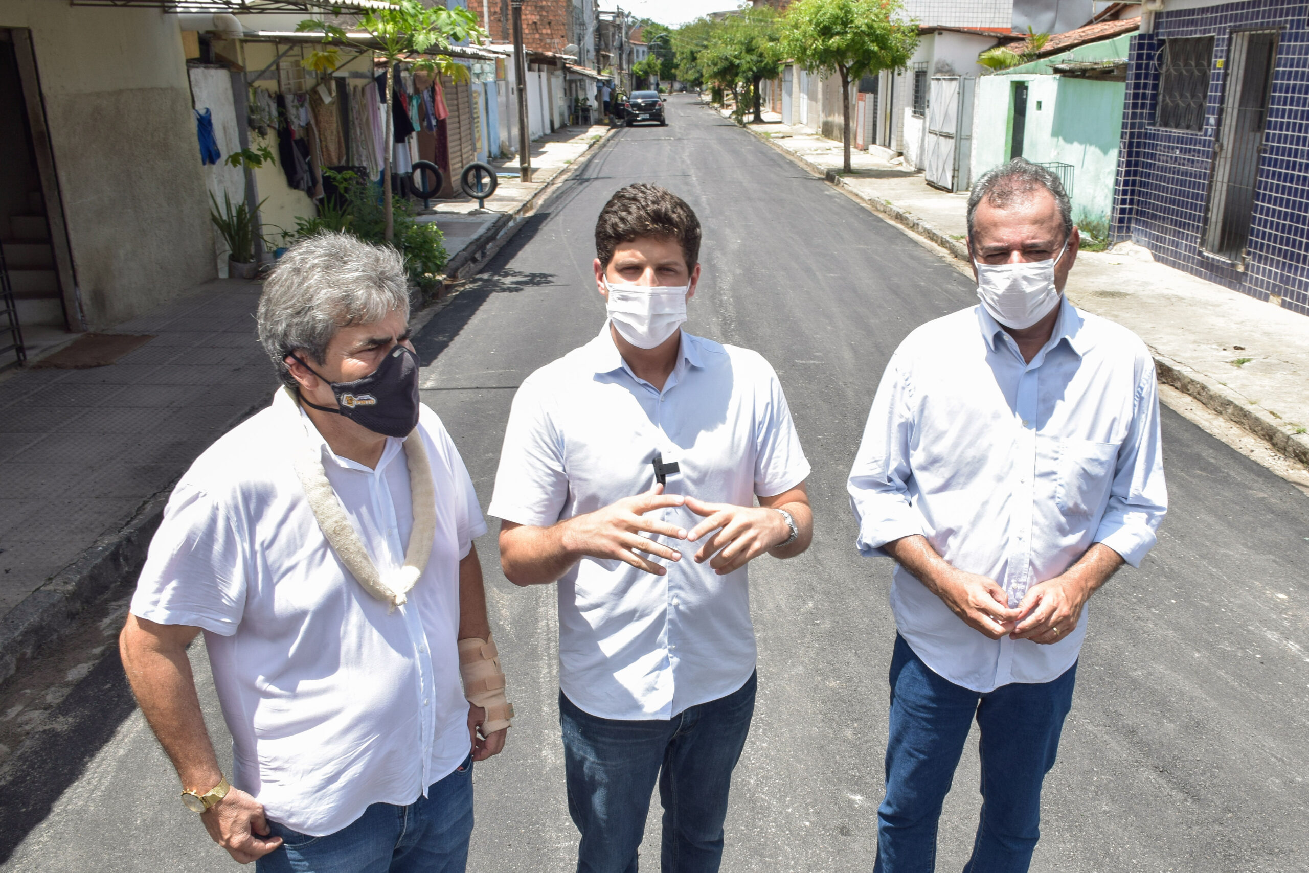 Prefeito João Campos acompanha serviços de recapeamento em vias da Vila Santa Luzia