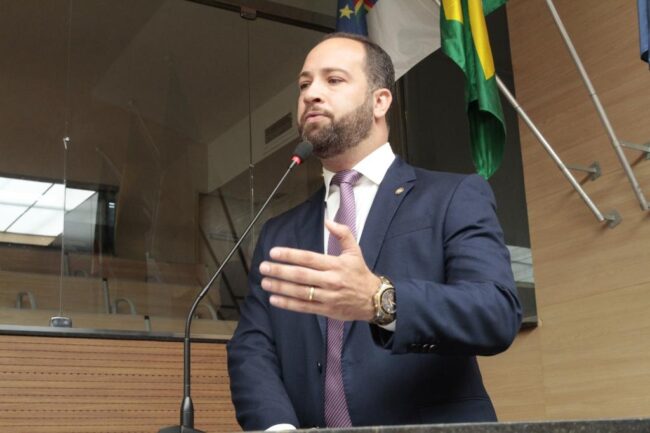 Vereador Victor André Gomes comemora suspensão das catracas-duplas nos ônibus do Recife pelo MPPE