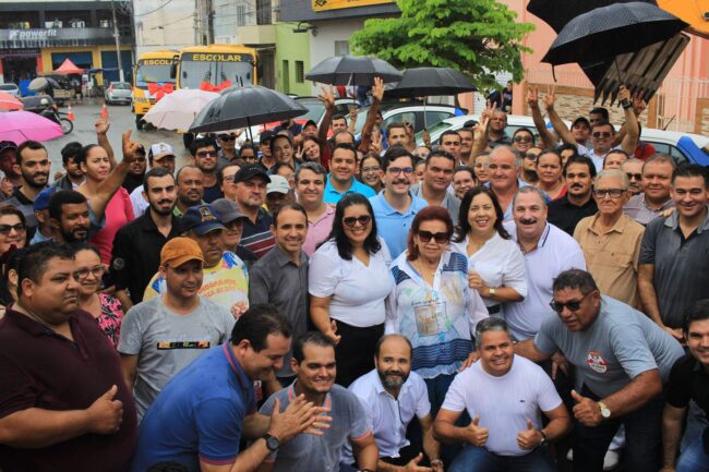 Ao lado de Eriberto Medeiros e Eriberto Filho, prefeita Mariana entrega nove veículos à população de Cumaru