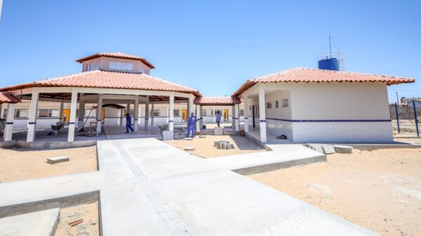 Petrolina Construção de novas unidades de ensino nos Bairros Fernando Idalino e Jardim Guararapes seguem em ritmo acelerado