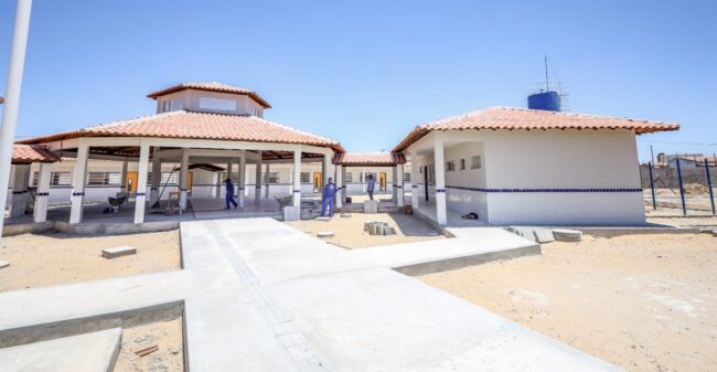 Petrolina Construção de novas unidades de ensino nos Bairros Fernando Idalino e Jardim Guararapes seguem em ritmo acelerado