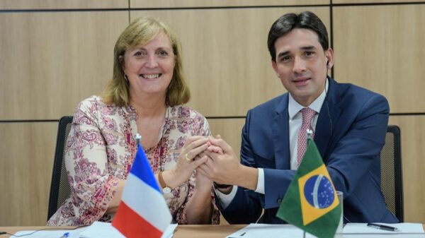 Ministro Sílvio Costa Filho debate com representantes da embaixada da França medidas sustentáveis para o setor aéreo e hidroviário
