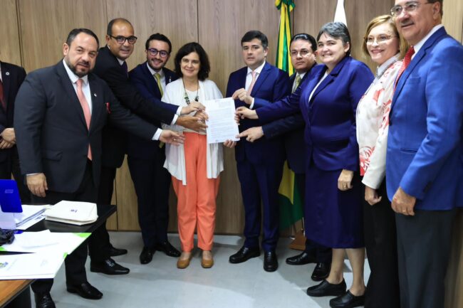 Deputados Eduardo e Lula da Fonte, junto com o deputado Adalto Santos, se reúnem com a ministra da Saúde, Nísia Trindade