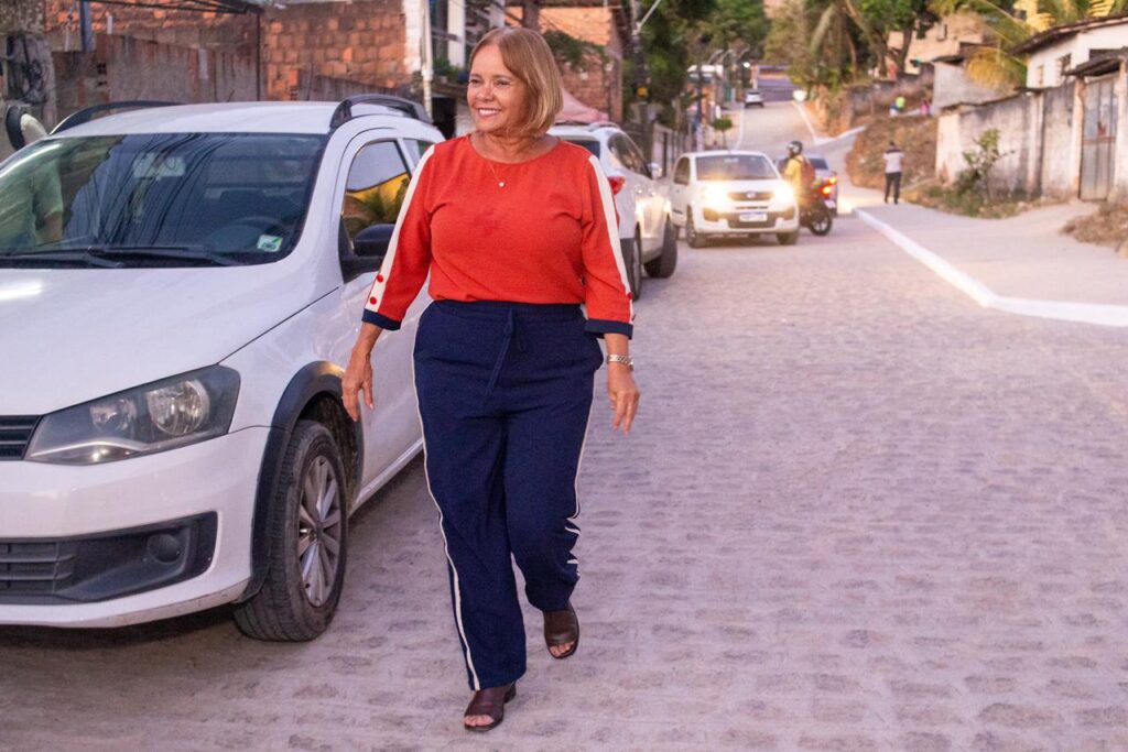 CAMARAGIBE - Prefeita Doutora Nadegi entrega mais uma rua pavimentada