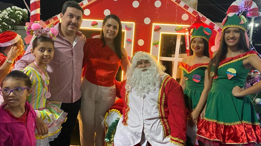 Deputado Cleber Chaparral prestigia show do acender das luzes do Natal em Casinhas