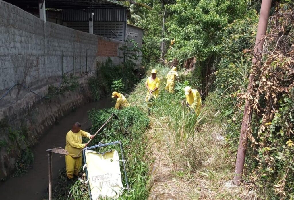 Prefeitura do Paulista realiza a limpeza do Canal das Paineiras