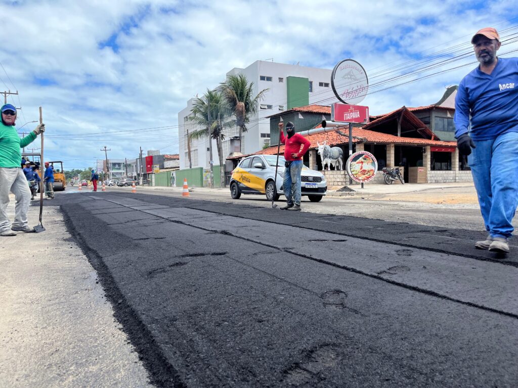 Prefeitura do Paulista aplica camada de asfalto na PE-01
