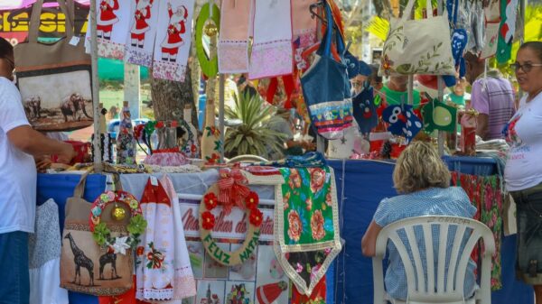 Mano Medeiros faz a entrega de 150 barracas de feira para mulheres empreendedoras do Jaboatão