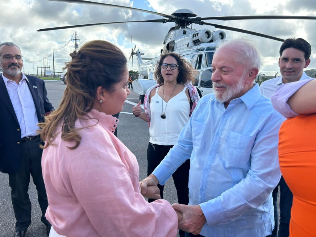 Prefeita Célia Sales comemora ao lado do presidente Lula a retomada dos investimentos na RNEST, em Ipojuca
