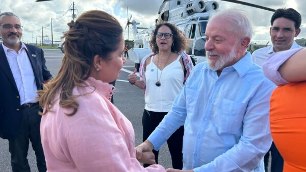 Prefeita Célia Sales comemora ao lado do presidente Lula a retomada dos investimentos na RNEST, em Ipojuca