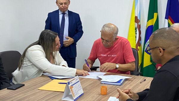 Prefeito Yves Ribeiro assinou aditamento de prazo do contrato, que tem o valor de R$ 69 milhões