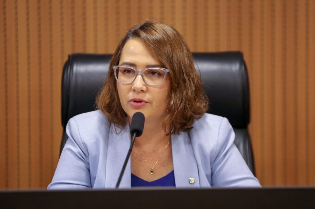 Deputada Débora Almeida