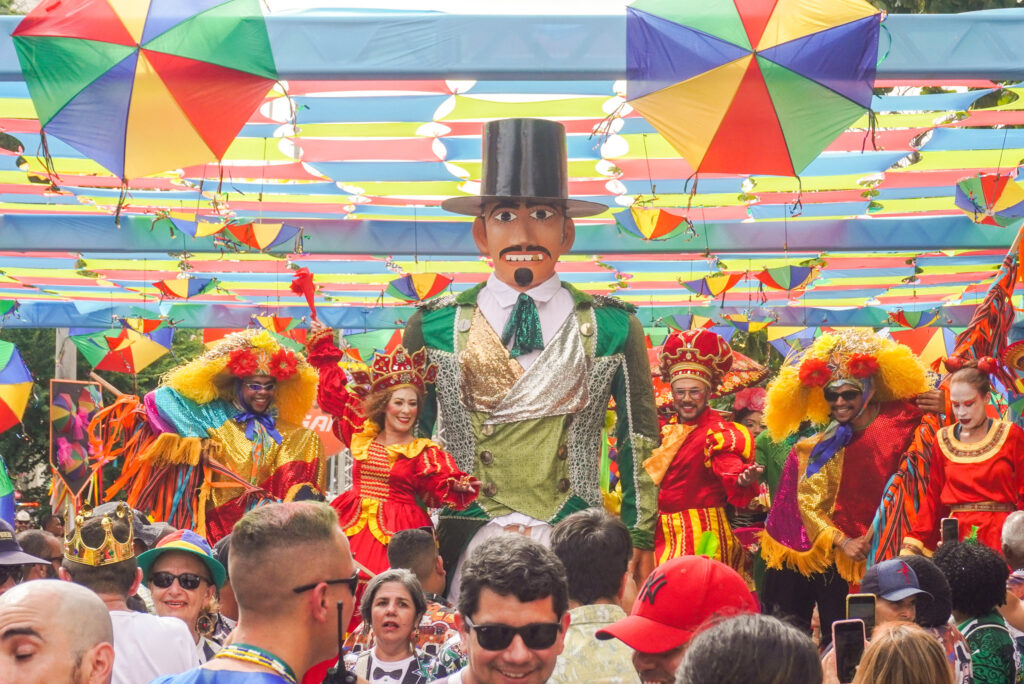 Prefeito Rodrigo Pinheiro recebeu Homem da Meia Noite na primeira visita do Calunga ao Pré-Carnaval Multicultural de Caruaru