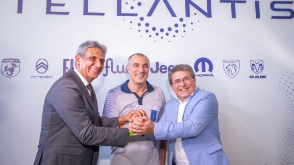 Luciano Duque recebe agradecimento do presidente da Stellantis, Emanuelle Cappellaro