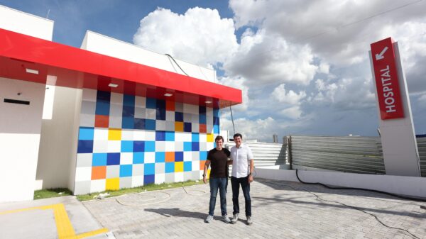 Simão Durando e Miguel Coelho vistoriam últimos detalhes das obras do Hospital Municipal de Petrolina