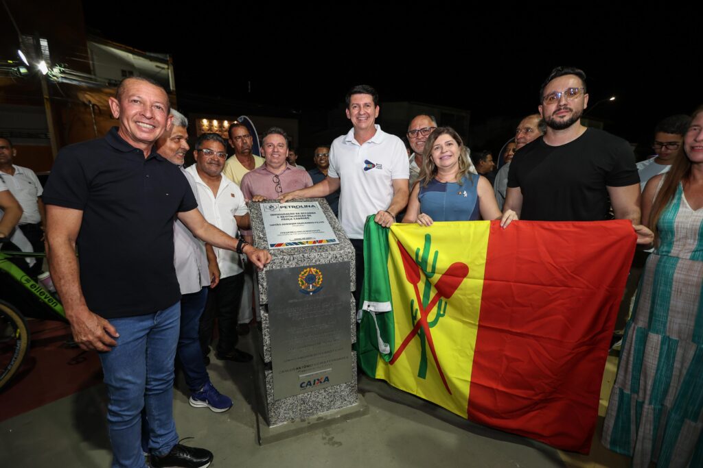 Simão Durando inaugura praça reconstruída e anuncia pavimentação na Vila Eduardo