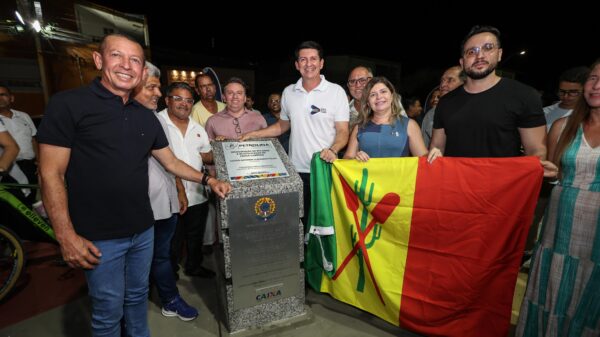 Simão Durando inaugura praça reconstruída e anuncia pavimentação na Vila Eduardo