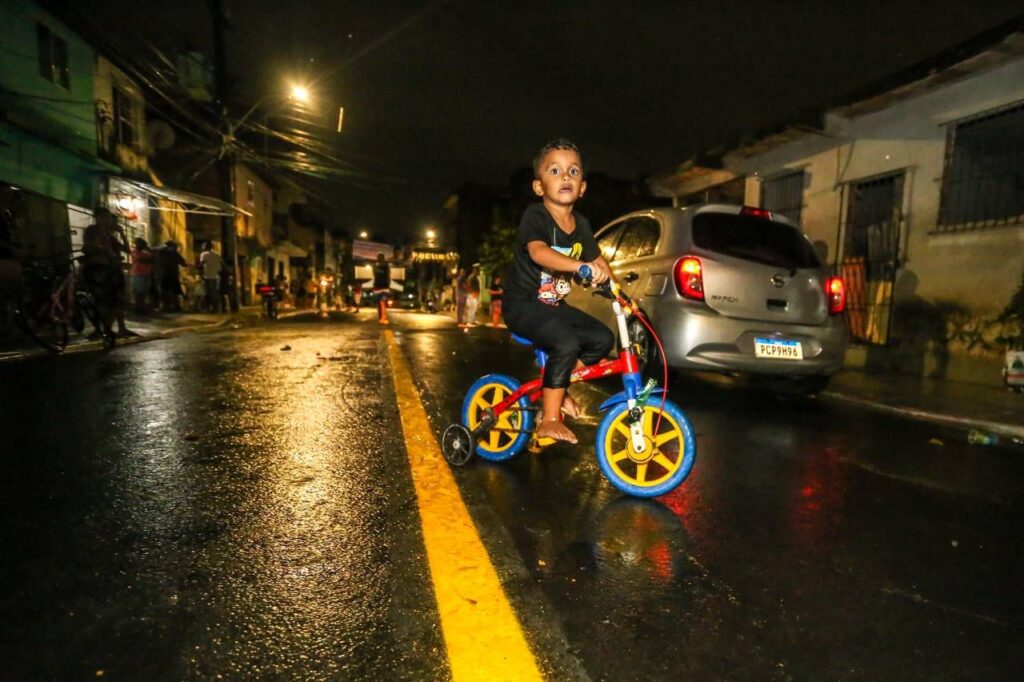 Ao lado de João Campos, Eriberto Rafael celebra pavimentação de rua na comunidade da Avilan, no Cordeiro