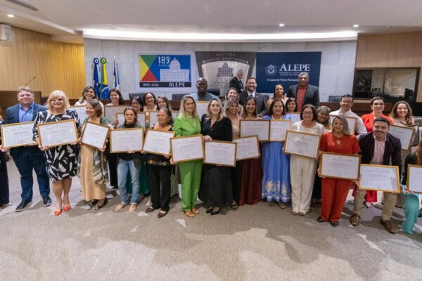 Profissionais de enfermagem são homenageados na ALEPE Gilmar Júnior