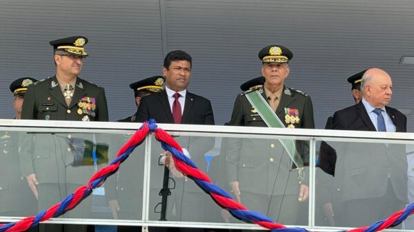 Ao lado do comandante Militar do Nordeste Joel da Harpa comemora Dia do Soldado
