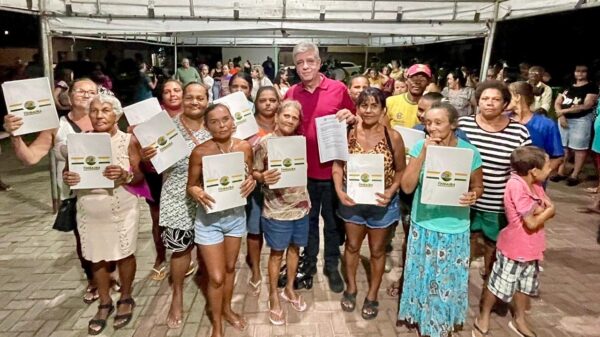 Marinaldo assina ordem de serviço para construção de moradias em Timbaúba