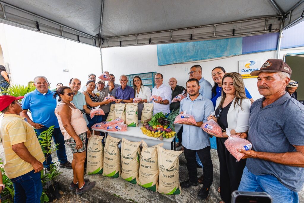 Prefeito Paulo Roberto distribui 3 toneladas de sementes pelo programa Vitória Mais Produtiva