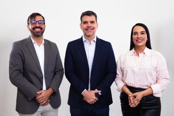 Delegados reconduzem Diogo Victor e Claudia Molina no comando da Adeppe