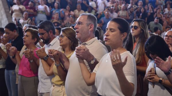 Prefeito Zeca Cavalcanti e Governadora Raquel Lyra participam do encerramento da Festa da Divina Misericórdia em Arcoverde
