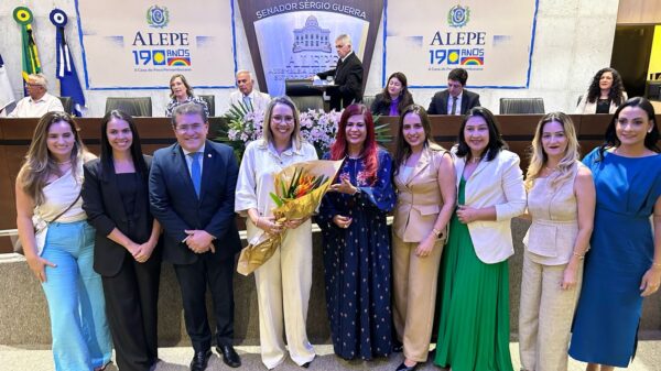Luciano Duque entrega a Pesqueira prêmio Prefeitura Amiga da Mulher