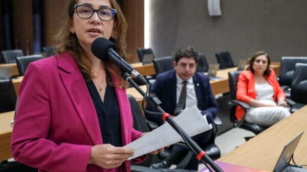 Deputada estadual Débora Almeida